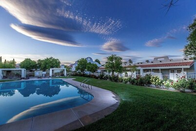 Steps to Pool, Pickleball & Spa - Spa Oasis