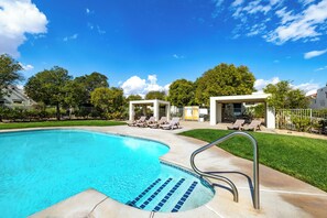 حمّام سباحة مُدفَّأ