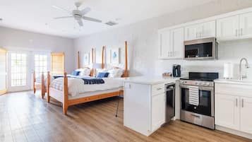 Jääkaappi, mikroaaltouuni, uuni, liesi