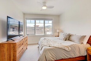 2 Schlafzimmer, hochwertige Bettwaren, Bügeleisen/Bügelbrett