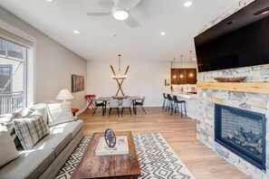 Smart TV, chimenea, videojuegos y Hulu 