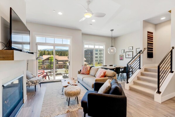 Smart TV, caminetto, videogiochi, Hulu