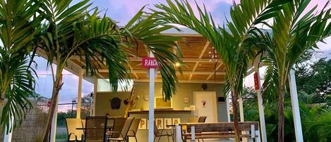 屋外ダイニングエリア