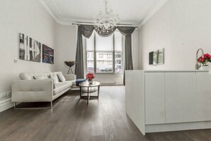 Living area - Modern 1BR Period Property in Kensington (London)