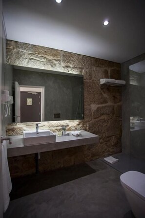 Shower, rainfall showerhead, designer toiletries, hair dryer - Belomont52 Guest House (Porto)