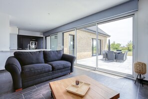 TV, books - La Fauconnière - Three Bedroom House, Sleeps 6 (Bambecque)