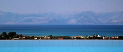Una piscina al aire libre, una piscina climatizada