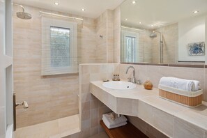 Duschwanne, Haartrockner, Bidet, Handtücher