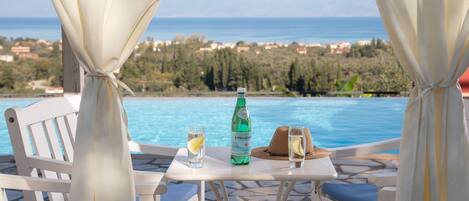 Utomhuspool och uppvärmd pool