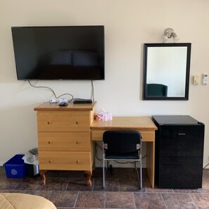 Laptop workspace, soundproofing, free WiFi, bed sheets