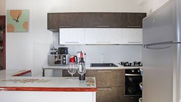 Frigorifero, microonde, forno, piano cottura