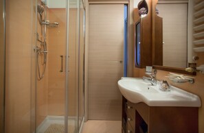 Baignoire, baignoire à jets, sèche-cheveux, bidet