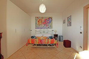 2 slaapkamers, een kluis op de kamer, een strijkplank/strijkijzer