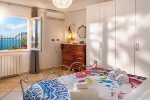 2 bedrooms, in-room safe, iron/ironing board, cribs/infant beds - House Cloe panoramic terrace sea view (Taormina)