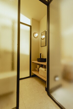 Økonomirom | Sengetøy av topp kvalitet, dundyner, minibar og safe på rommet