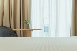 Ropa de cama de alta calidad, cubrecamas y minibar 