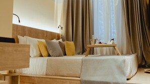 Um quarto moderno com cama de madeira, mesa de cabeceira e janela com cortinas.