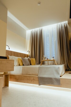 Sengetøy av topp kvalitet, dundyner, minibar og safe på rommet