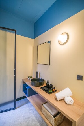 Shower, hydromassage showerhead, hair dryer, bathrobes - Metis Urbane Living Spaces (Athens)