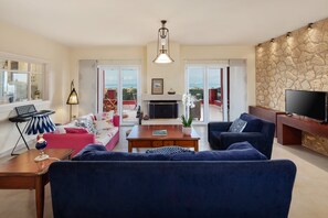 Smart-TV, Kamin, DVD-Player, Tischtennisplatte