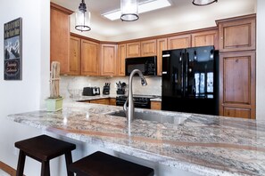 Fridge, microwave, stovetop, dishwasher