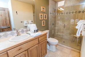 Combined shower/tub, hair dryer - Riverbend Snowflake Lift Condo: Ski-In Ski-Out (Breckenridge)