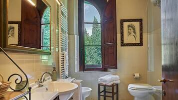 Baignoire, sĂšche-cheveux, bidet, serviettes fournies