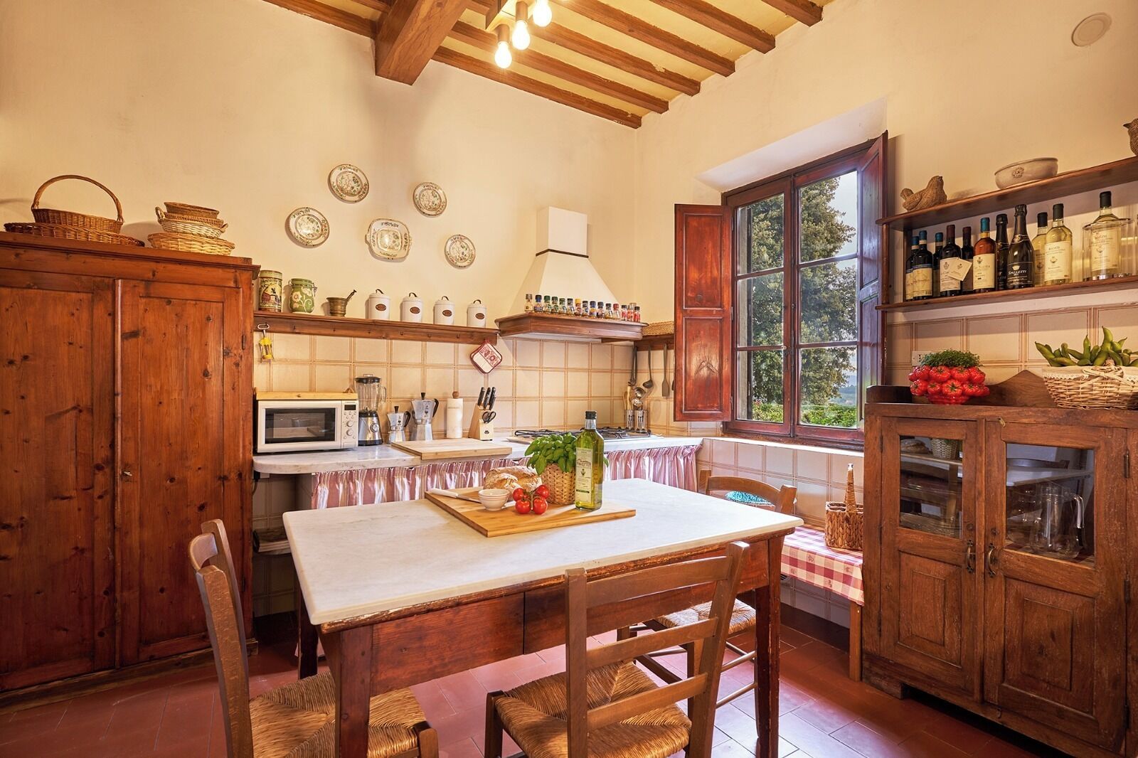 Une cuisine rustique avec des meubles en bois, une table à manger et une fenêtre donnant sur un paysage agréable.