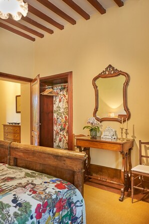 6 Schlafzimmer, Zimmersafe, Schreibtisch, Bügeleisen/Bügelbrett