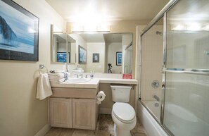 أحواض استحمام، مناشف، صابون، ورق حمّام