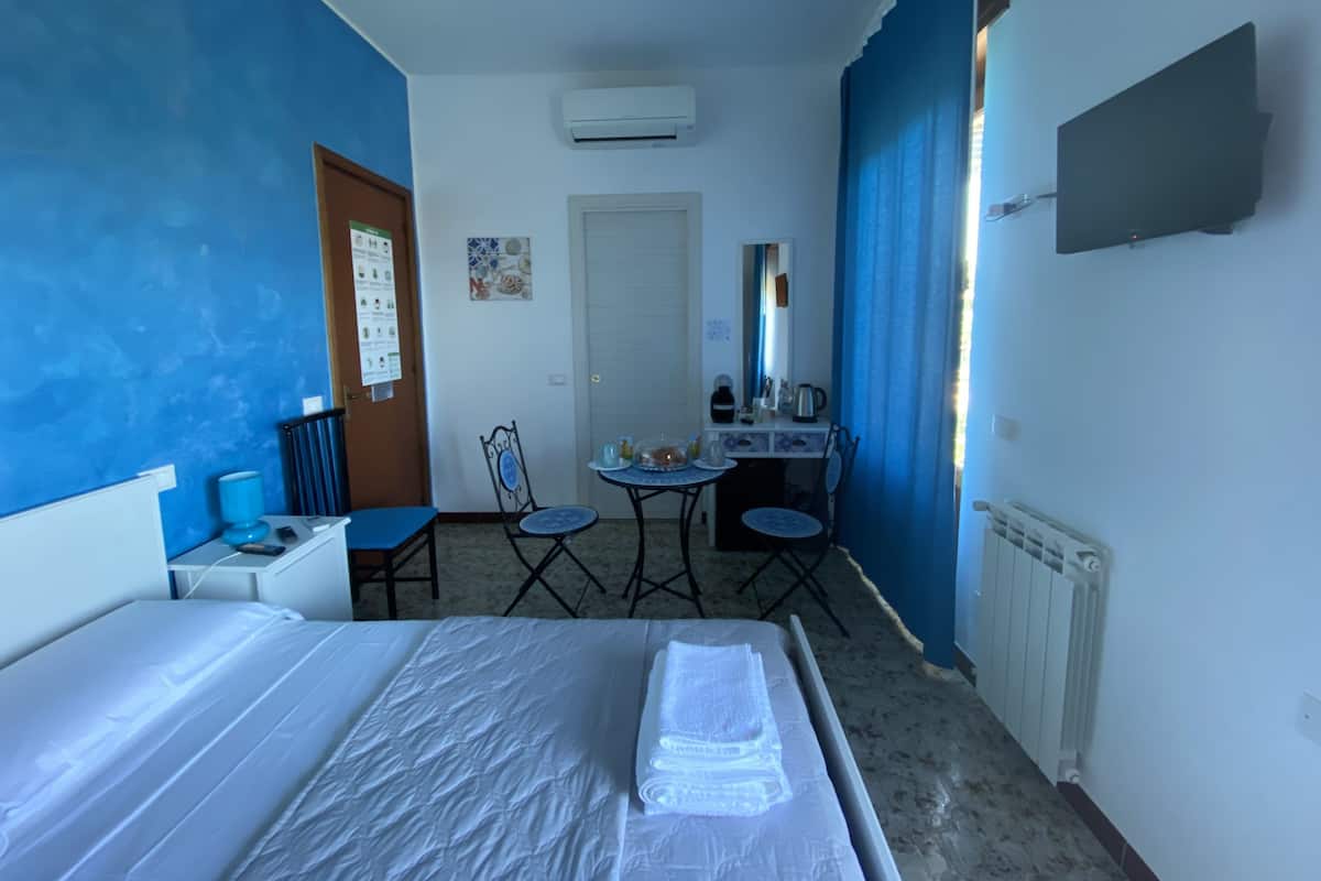 Habitación doble superior, balcón, vista al mar | Escritorio y wifi gratis