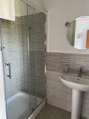 Chambre Double Classique, balcon, vue partielle sur la mer | Salle de bain | Serviettes fournies