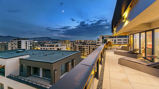 A rooftop terrace with outdoor seating and a cityscape view. - MK Apartments Brasov (Brasov)