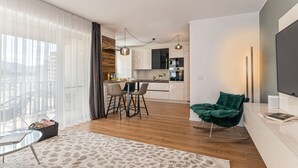 A modern apartment with a dining area, kitchen, and living space. - MK Apartments Brasov (Brasov)