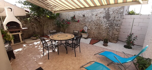 Outdoor dining - Quiet house with courtyard not overlooked (Marennes-Hiers-Brouage)
