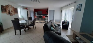 TV - Quiet house with courtyard not overlooked (Marennes-Hiers-Brouage)