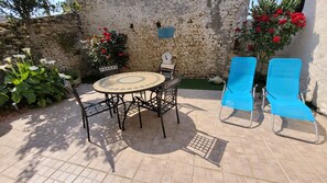 Outdoor dining - Quiet house with courtyard not overlooked (Marennes-Hiers-Brouage)