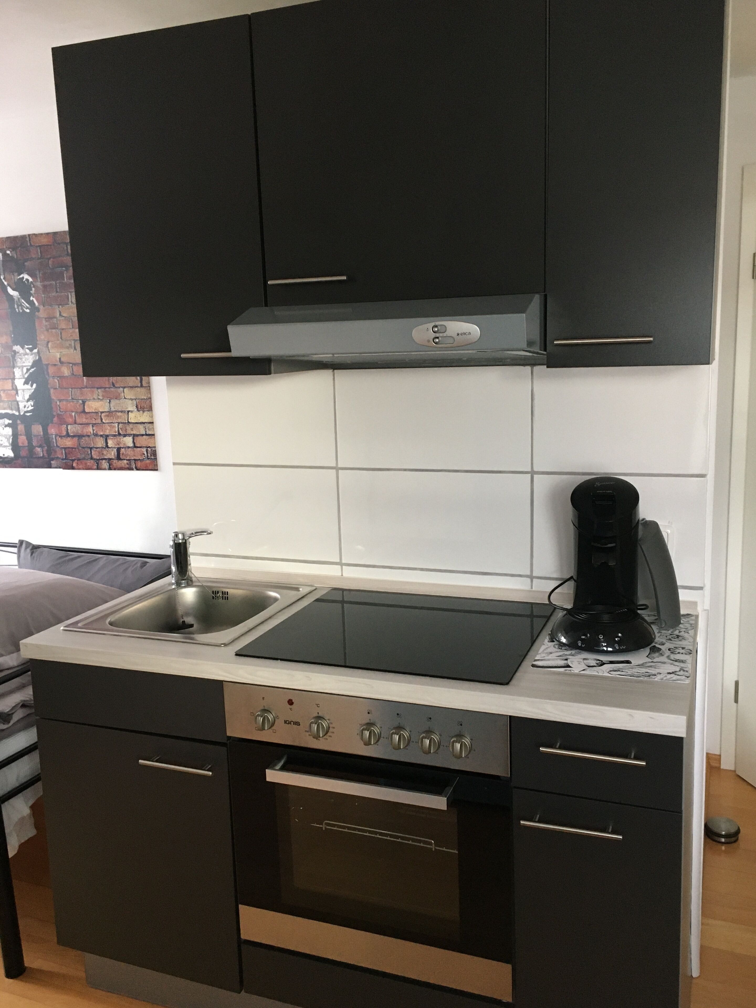 Frigorifero, forno, piano cottura, macchina per tè/caffè