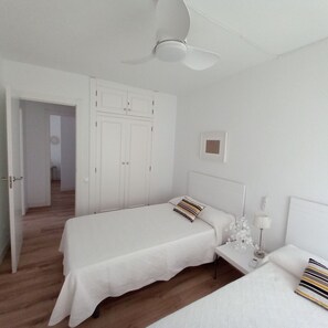 2 slaapkamers, een strijkplank/strijkijzer, reisbedje, gratis wifi