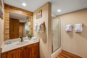 Suihkun ja ammeen yhdistelmä, poreamme, hiustenkuivaaja, pyyhkeet