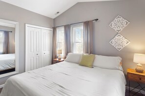 3 bedrooms, memory foam beds, WiFi, bed sheets