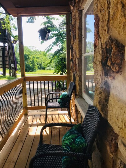 Privacy on the Strip! Completely renovated Fenced-in yard near all attractions!