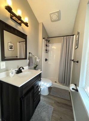 Combined shower/tub, towels, toilet paper