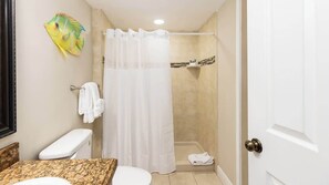 Suihkun ja ammeen yhdistelmä, ympäristöystävälliset hygieniatuotteet