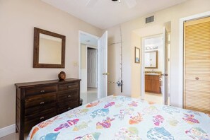 2 makuuhuonetta, silitysrauta/-lauta, ilmainen Wi-Fi, vuodevaatteet