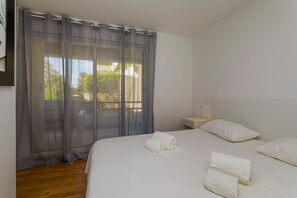 2 bedrooms, in-room safe, iron/ironing board, free WiFi