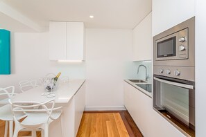 Wasserkocher mit Kaffee-/Teezubehör, Kühlschrank, Mikrowelle, Ofen