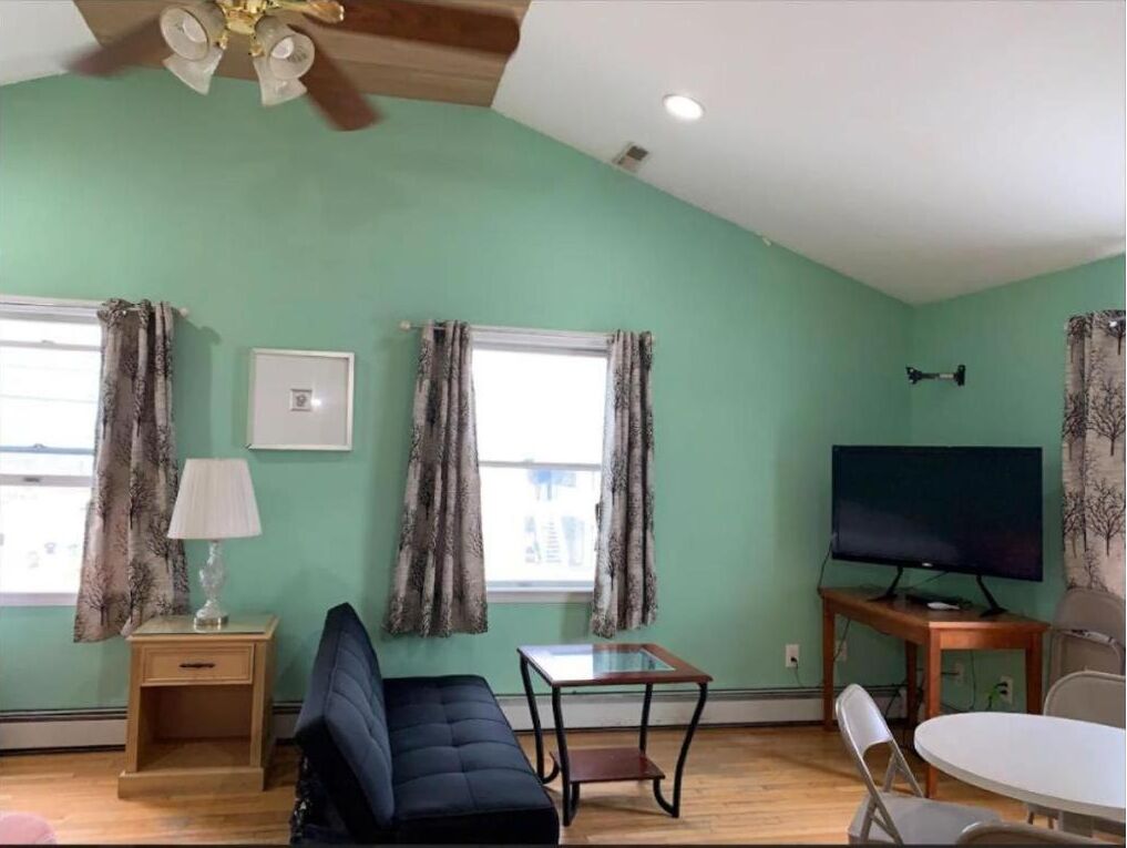 Apartamento familiar | Zona de estar | Televisión de pantalla plana de 45 pulgadas con canales por cable