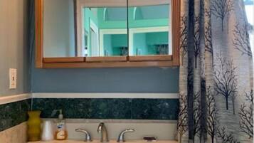 Apartamento família | Banheiro | Produtos de toalete grátis, toalhas de banho, sabonete, papel higiênico