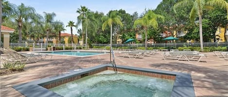 Piscina a l'aire lliure i piscina climatitzada